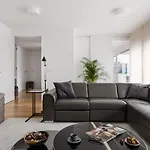 דירה Modern 3br With Terrace In Benfica By Host For Us