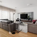 דירה Modern 3br With Terrace In Benfica By Host For Us ליסבון